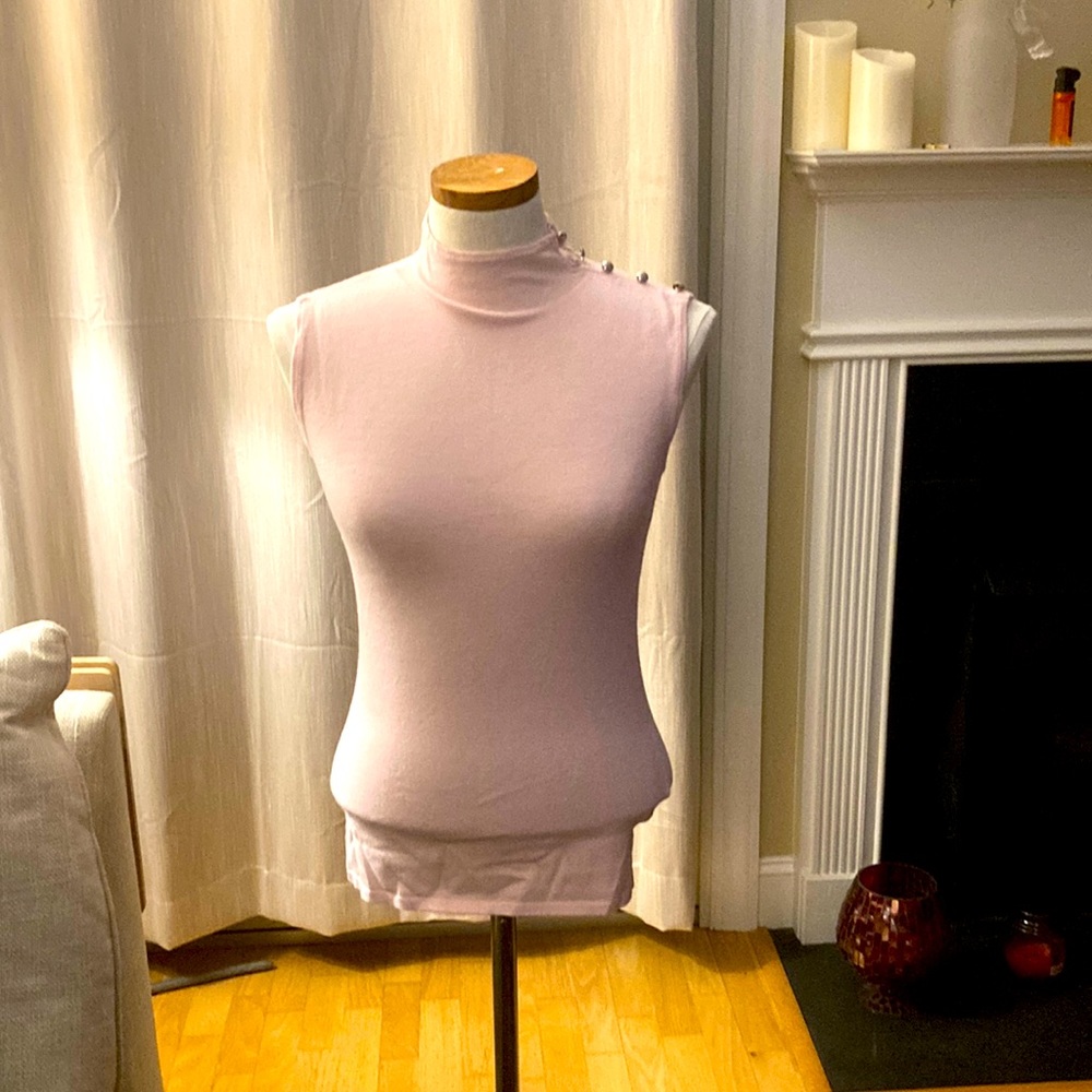 The limited sleeveless turtleneck light pink with preset buttons size S